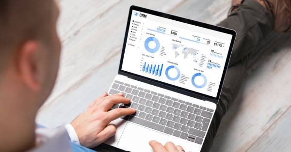 אדם משתמש בתוכנת CRM